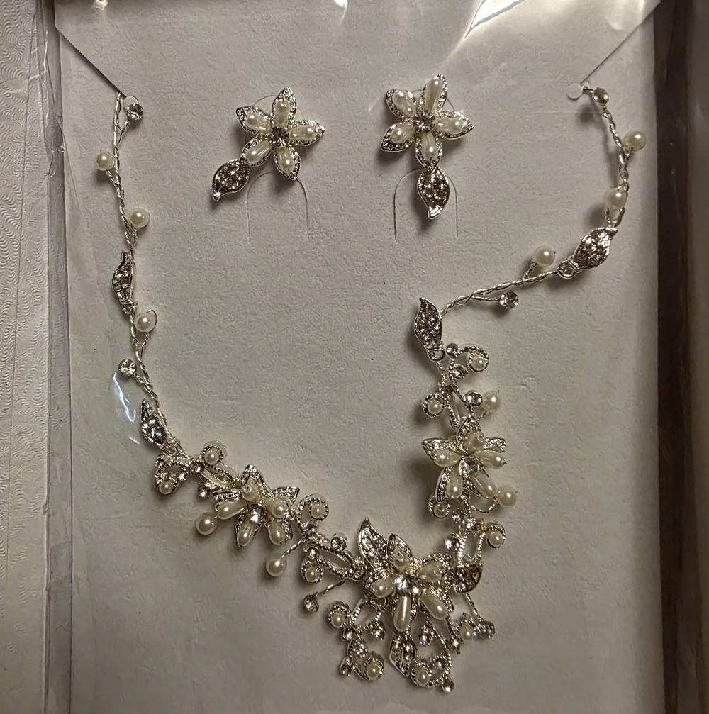Classic Venician Style Silver Pearl and Crystal Neclace And Earring Set